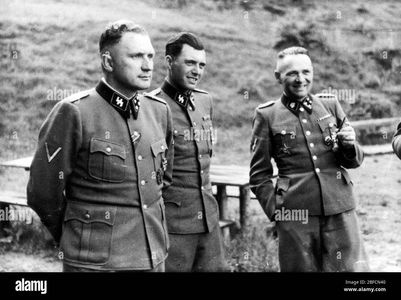JOSEF MENGELE (1911-1979) Deutscher SS-Offizier und Arzt in der Mitte mit Richard Bär links und Rudolf Höss rechts. Fotografiert in Solahütte, einem SS-Resort bei Auschwitz Mitte 1844. Baer war Auschwitz-Kommandant ab Mai 1944. Höss war der erste Kommandant. Stockfoto