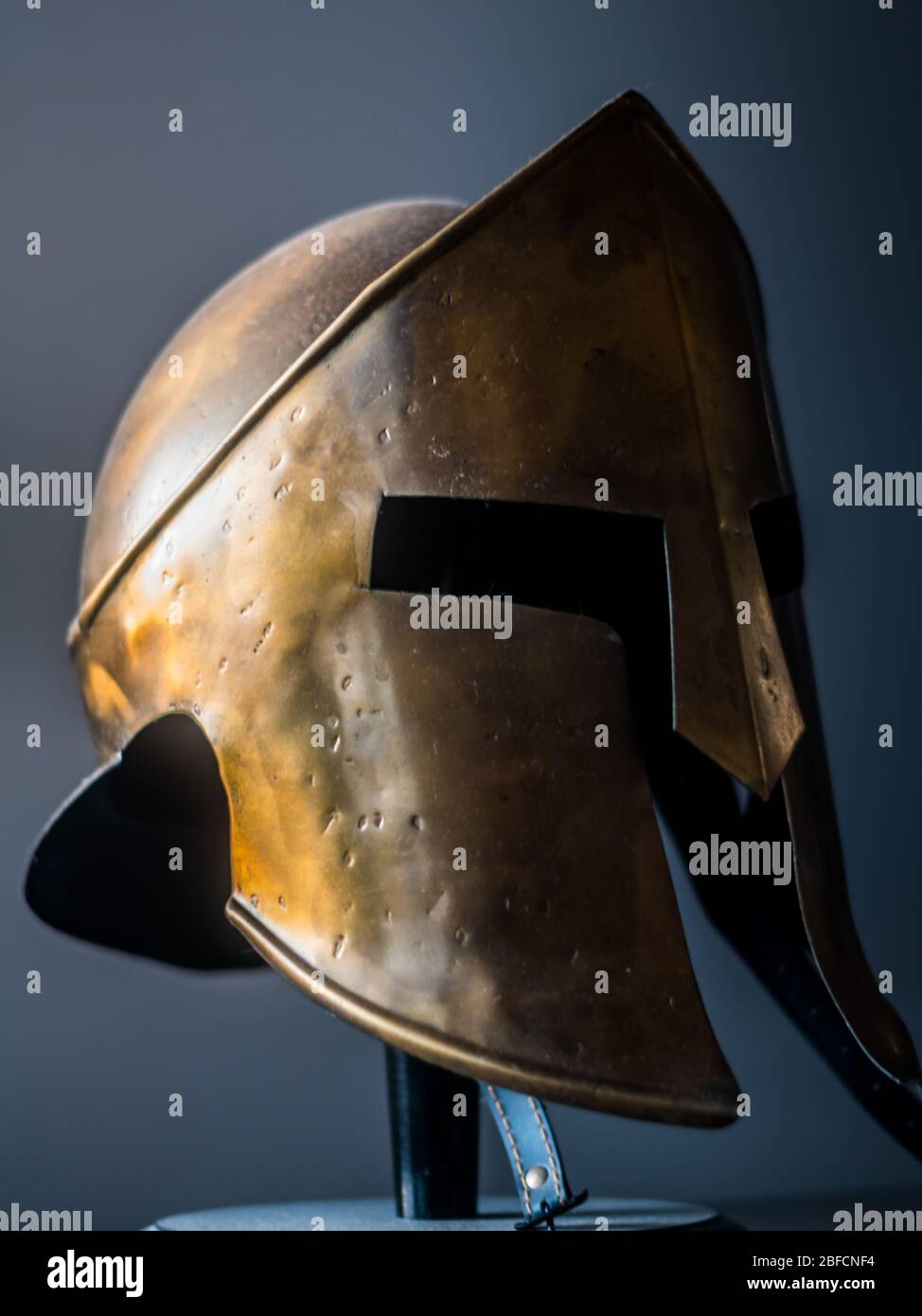 Isoliert einzelne Nahaufnahme Spartan Warrior Metallhelm 300 Stockfoto