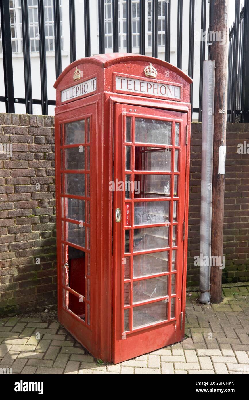 Ashford, Kent, Großbritannien - 9. März 2020: Kaputte rote Telefondose im Stadtzentrum von Ashford ist außer Betrieb Stockfoto