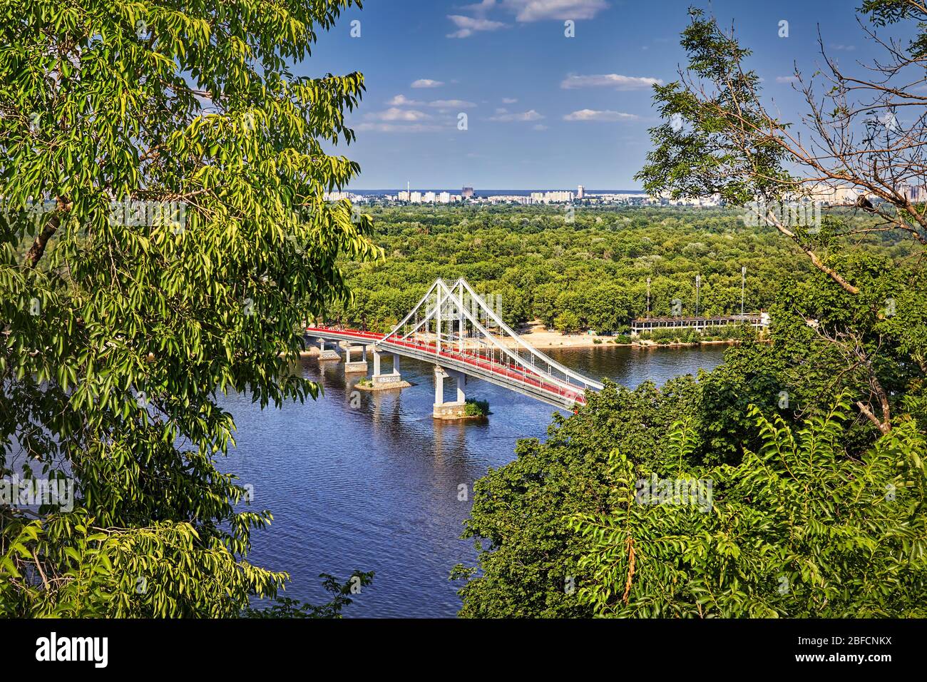 Luftaufnahme zu Fuß Brücke Dnjepr in Kiew, Ukraine Stockfoto