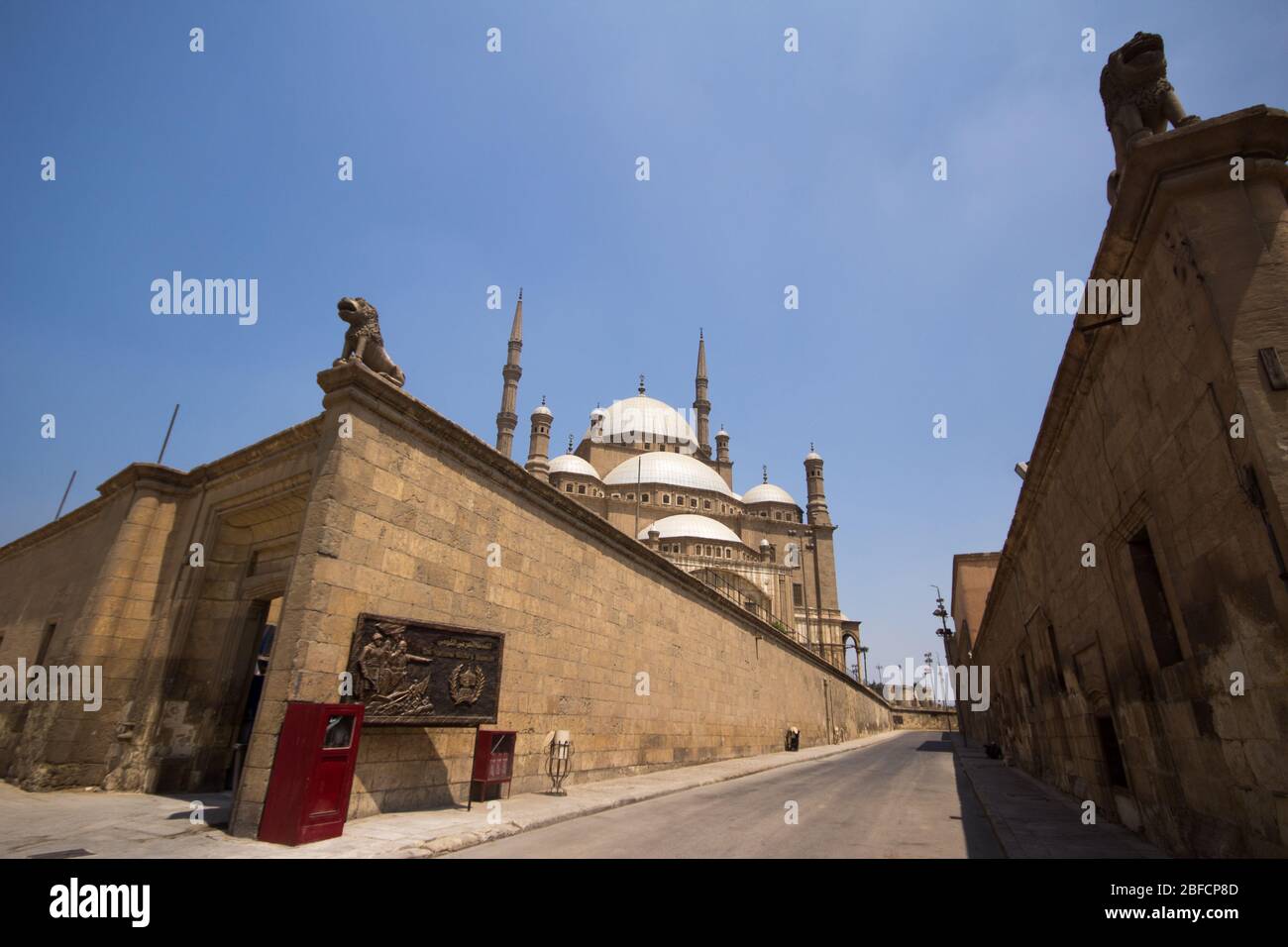 Blick auf die ummauerte Moschee von Muhamed Ali Pasha in der Zitadelle von Saladin in Kairo, Ägypten. Stockfoto