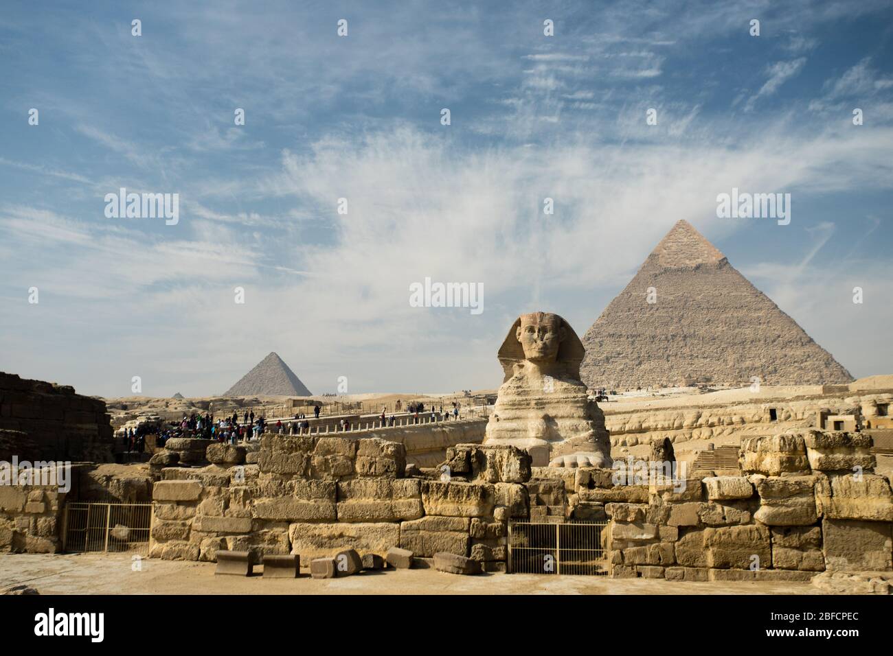 Die Sphinx und die Großen Pyramiden des Gizeh-Tempelkomplexes in der Nähe von Kairo, Ägypten. Stockfoto