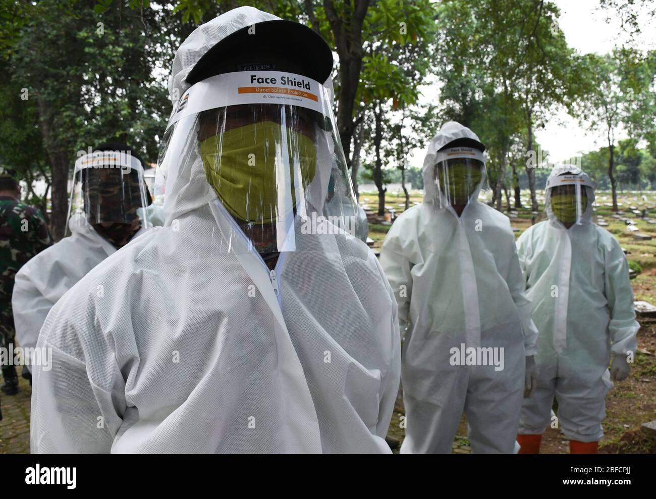 Jakarta, Jakarta, Indonesien. April 2020. Der Leichen-Bestattungsoffizier der Covit-19 erhielt am 17. April 2020 auf dem Friedhof Pondok Rangon die vollständige persönliche Schutzausrüstung (APD) von der kombinierten indonesischen Nationalpolizei und Armee. Insgesamt 61 Bestattungsbeamte erhalten offizielle persönliche Schutzausrüstung (APD), die sie zuvor verwendet wurden, waren bescheidene Schutzausrüstung, die nicht durch das Virus geschützt war. Kredit: Dasril Roszandi/ZUMA Wire/ZUMAPRESS.com/Alamy Live News Stockfoto