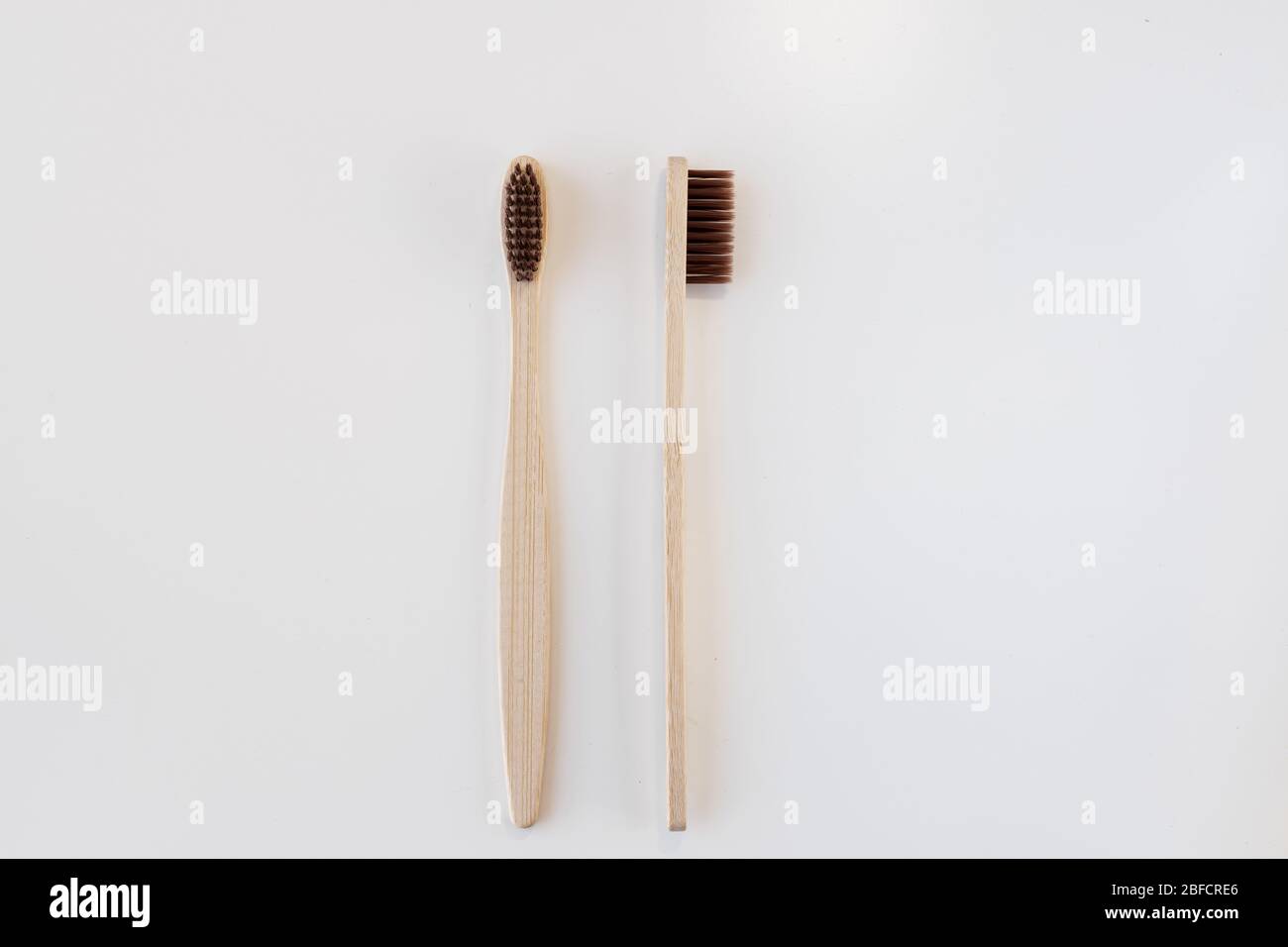 Ansicht der Bambus Zahnbrste vorne und seitlich. Horizontale Ausrichtung.  Zahnrztliche Null Abfall und kein Kunststoff-Konzept. Kopierbereich,  Draufsicht. Natrliche Bio-Whit Stockfotografie - Alamy