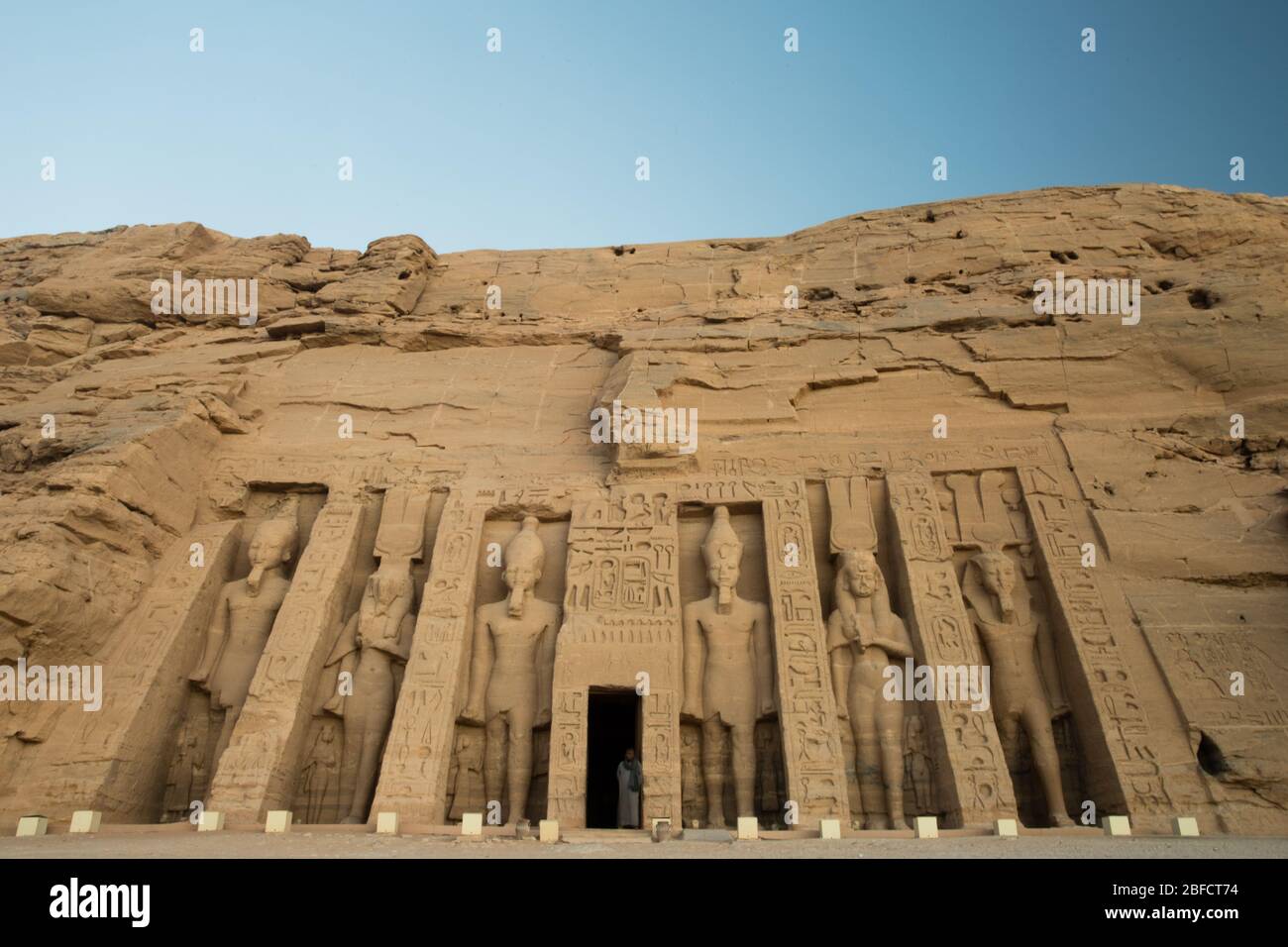 Kleiner Tempel von Abu Simbel in Oberägypten, am Ufer des Nasser Sees. Stockfoto