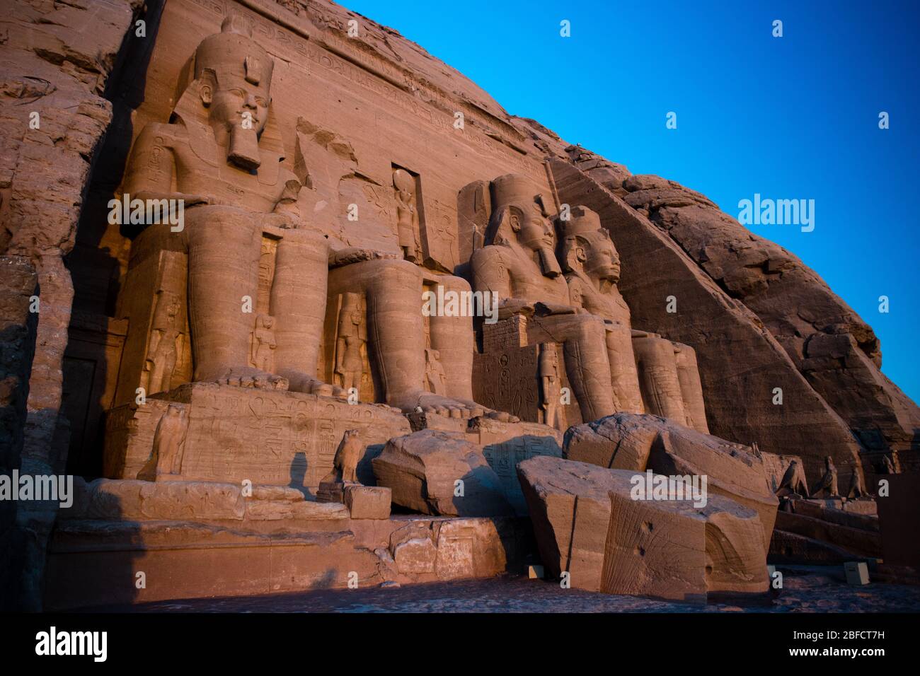Großer Tempel von Abu Simbel in Oberägypten, am Ufer des Nasser Sees. Stockfoto