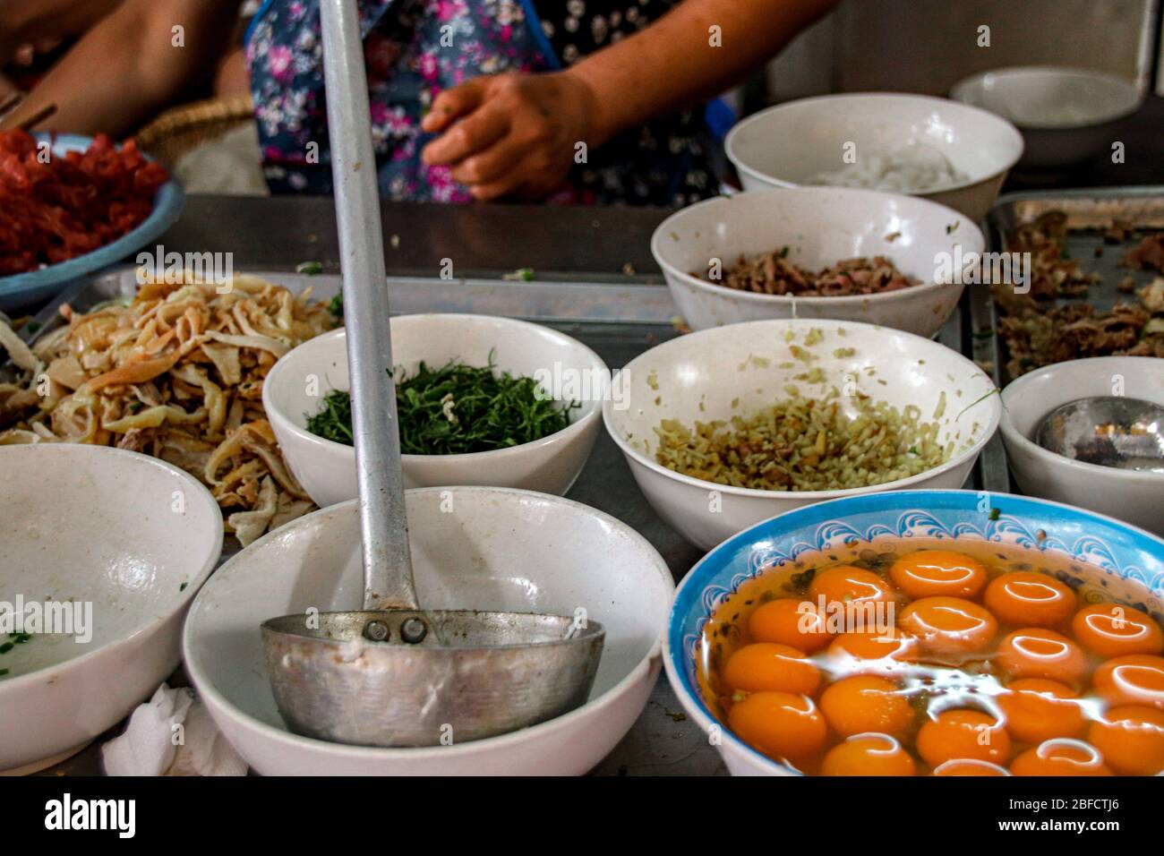 Street Food Stall mit traditionellen vietnamesischen Nudeln oder Pho in den Straßen von Hanoi City, die die Esskultur und Tradition Vietnams zeigt Stockfoto