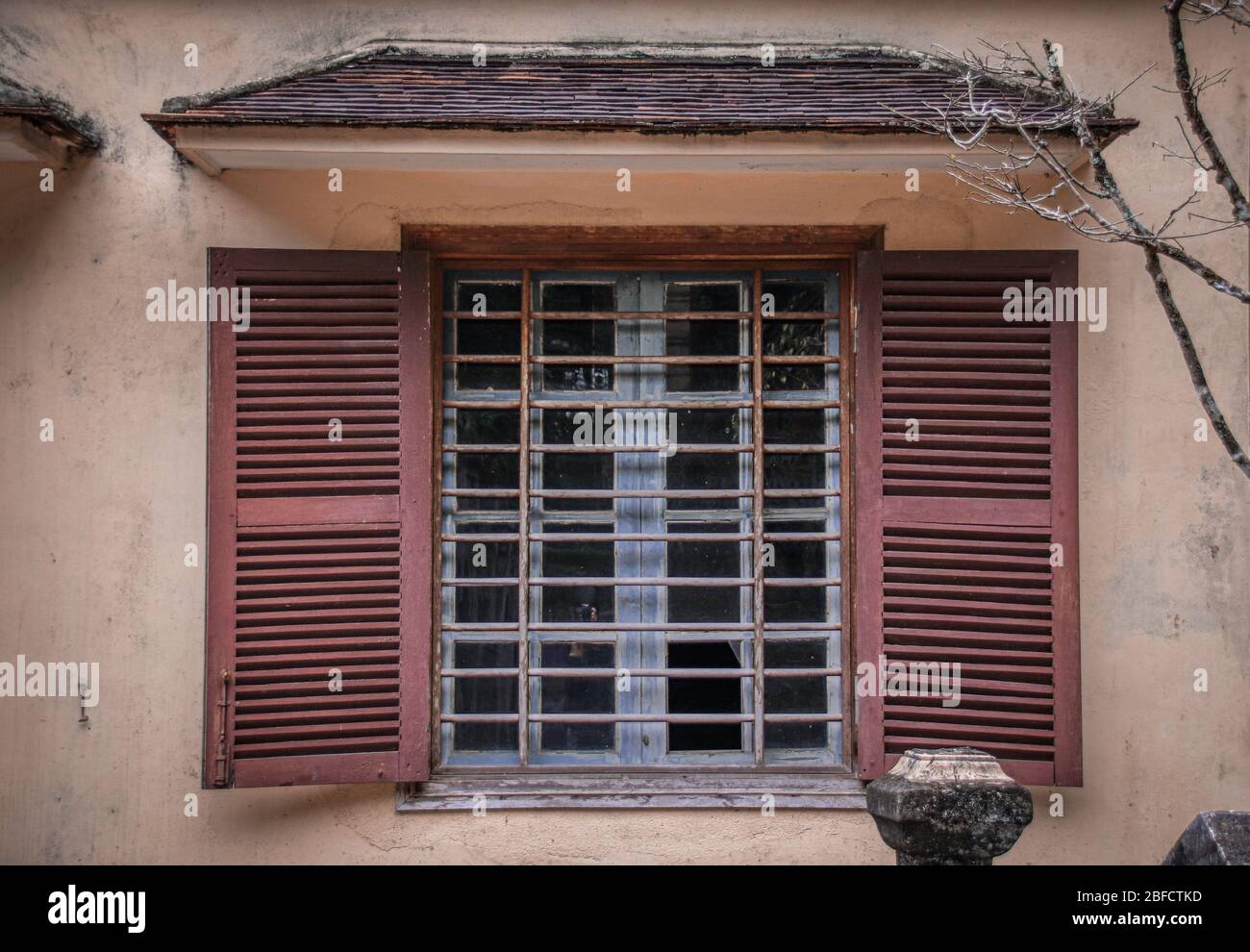 Altes rustikales französisches Fenster in der Altstadt oder im französischen Viertel Hanoi City Stockfoto