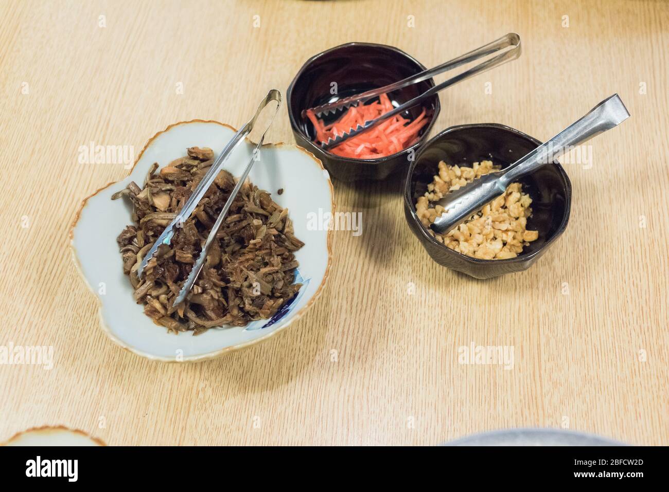 Zubereitung von hausgemachten typischen Landgericht mit lokalen Produkten namens Sasazushi in Iiyama, Nagano, Japan. Stockfoto