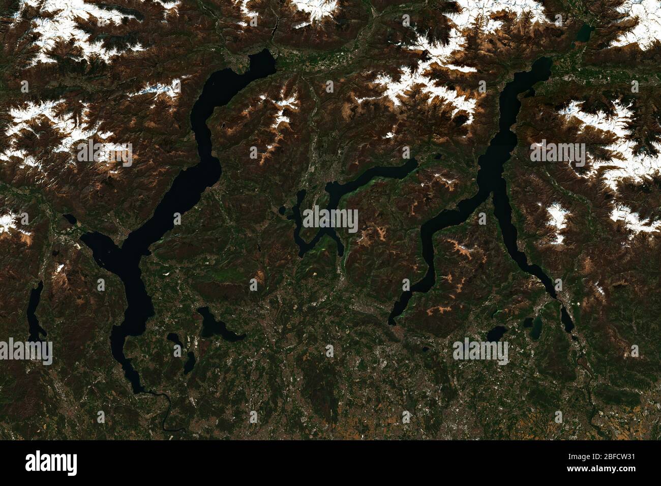 Nördliche italienische Seen: Lago Maggiore, Comer See und Luganersee vom All aus gesehen - enthält modifizierte Copernicus-Sentinel-Daten (2020) Stockfoto