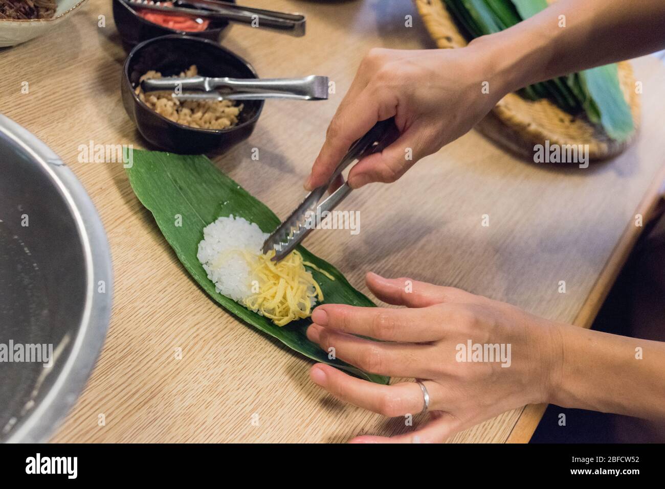 Zubereitung von hausgemachten typischen Landgericht mit lokalen Produkten namens Sasazushi in Iiyama, Nagano, Japan. Stockfoto