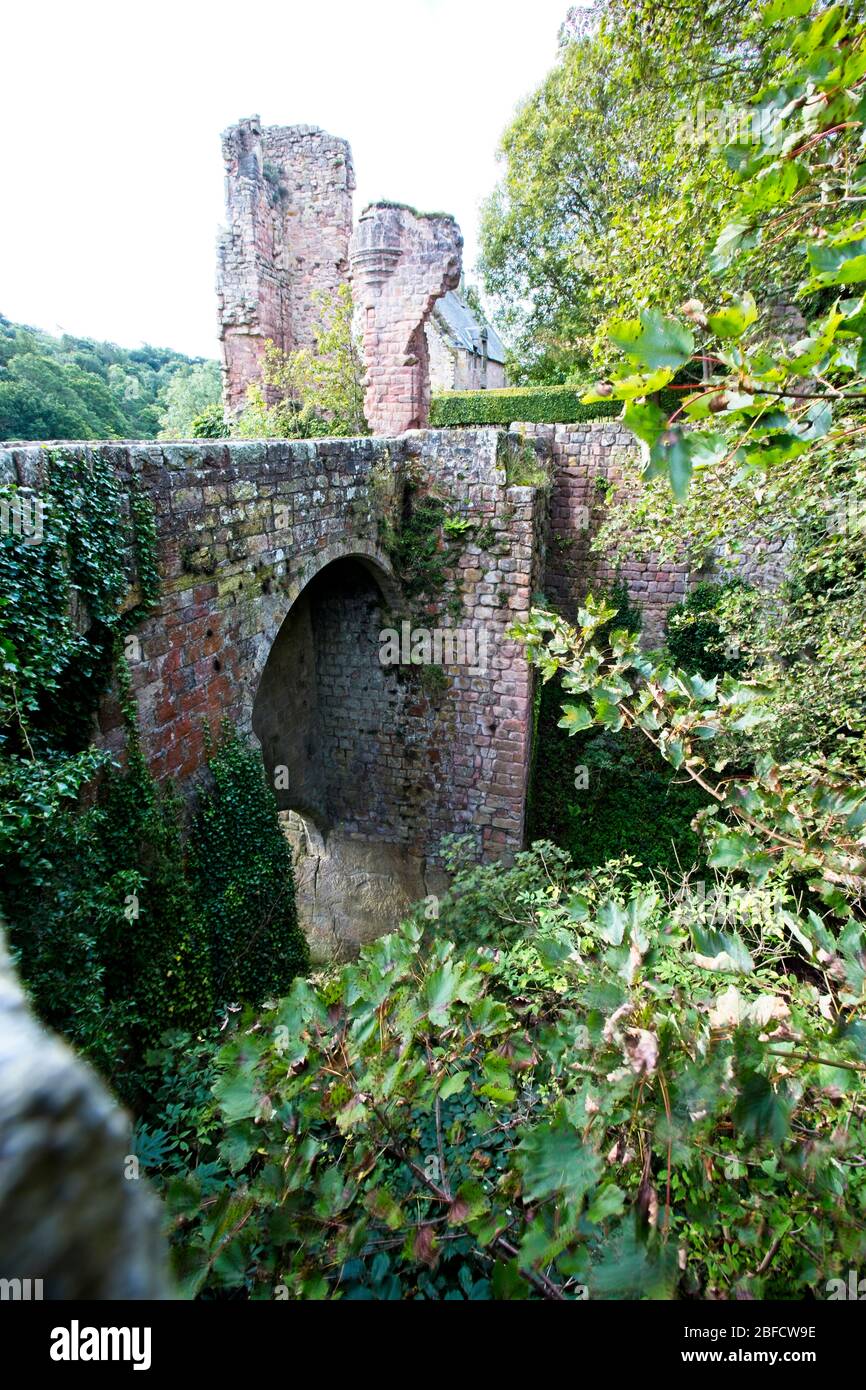 Die Brücke über die Ruine Rosslyn Castle, Roslin Glen Country Park, Midlothian, Schottland, Großbritannien. Stockfoto