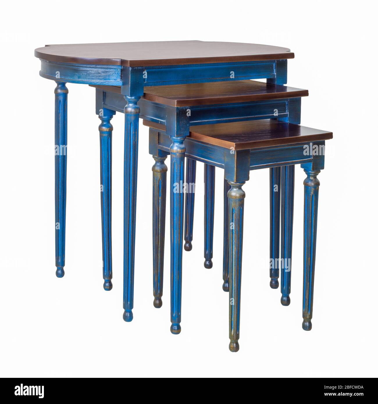 Retro Holz- drei verschachtelten Tabellen mit blauen Beinen auf weißem Hintergrund einschließlich freistellungspfad isoliert Stockfoto