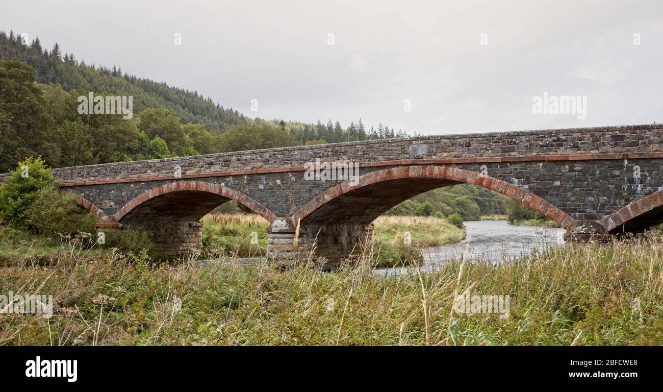 Brücke über den Fluss Tweed, in der Nähe von Peebles, Scottish Borders, Schottland, Großbritannien. Stockfoto