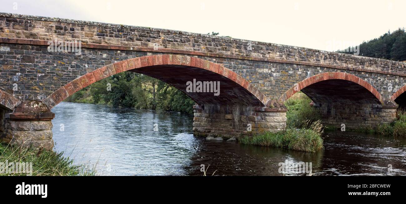 Brücke über den Fluss Tweed, in der Nähe von Peebles, Scottish Borders, Schottland, Großbritannien. Stockfoto