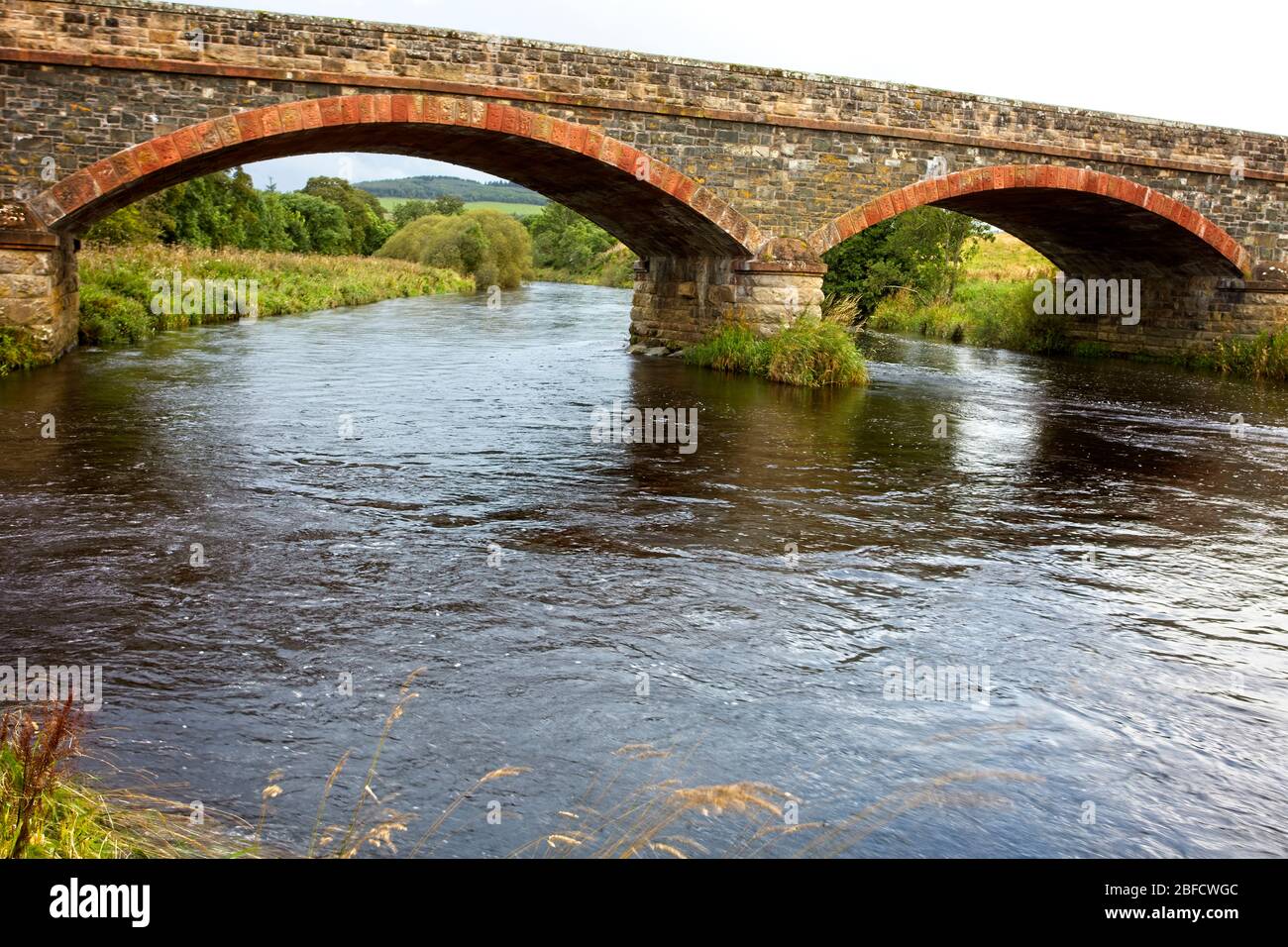 Brücke über den Fluss Tweed, in der Nähe von Peebles, Scottish Borders, Schottland, Großbritannien. Stockfoto