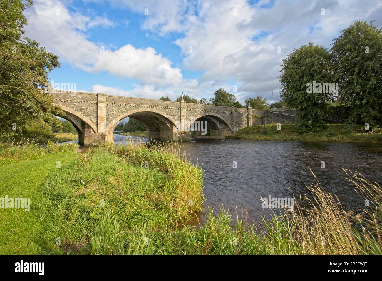 Straßenbrücke über den Fluss Tweed in Peebles, Scottish Borders, Schottland, Großbritannien. Stockfoto