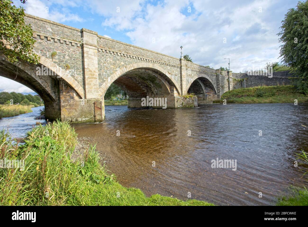 Straßenbrücke über den Fluss Tweed in Peebles, Scottish Borders, Schottland, Großbritannien. Stockfoto
