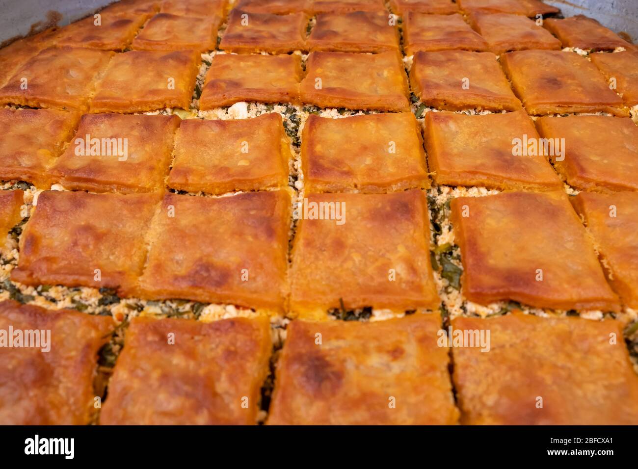 Hausgemachtes Käsepatty im türkischen Stil. Türkisch bekannt als 'Peynirli borek' Stockfoto