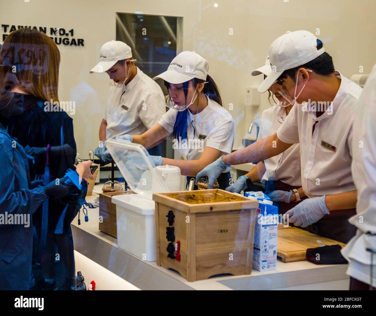 Hersteller und Verkäufer taiwanesischer Süßigkeiten mit Schutzmasken, Shibuya, Tokio, Japan Stockfoto