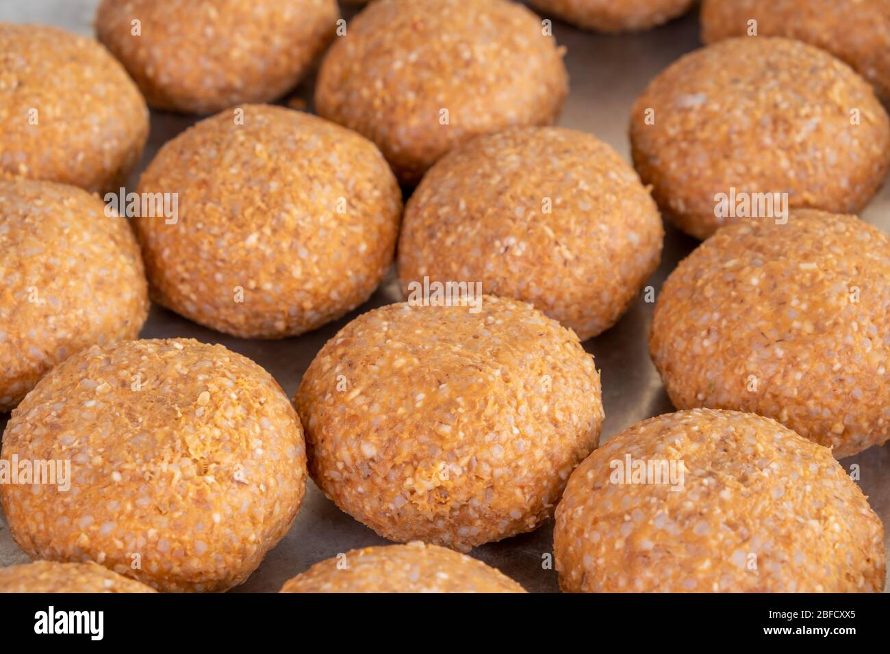 Türkische Küche; hausgemachte gefüllte Fleischbällchen, türkisch bekannt als 'icli kofte' Stockfoto