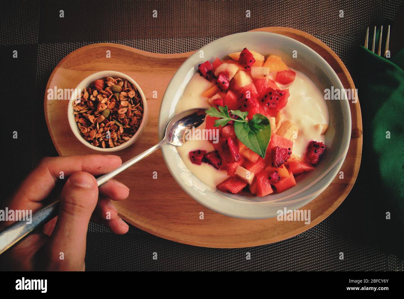 Voll veganes Frühstück mit tropischen Obst Smoothie Schüssel mit Müsli als eine Möglichkeit, gesund zu bleiben und zu bewältigen während der Quarantäne aufgrund der covid-19 Pandemie Stockfoto