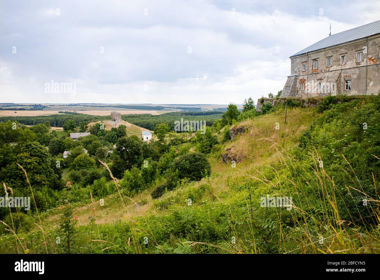 Blick auf Pidkamin inselberg auf dem angrenzenden Hügel und in der Nähe Dorf in Brody Region von Galychyna, Ukraine Stockfoto