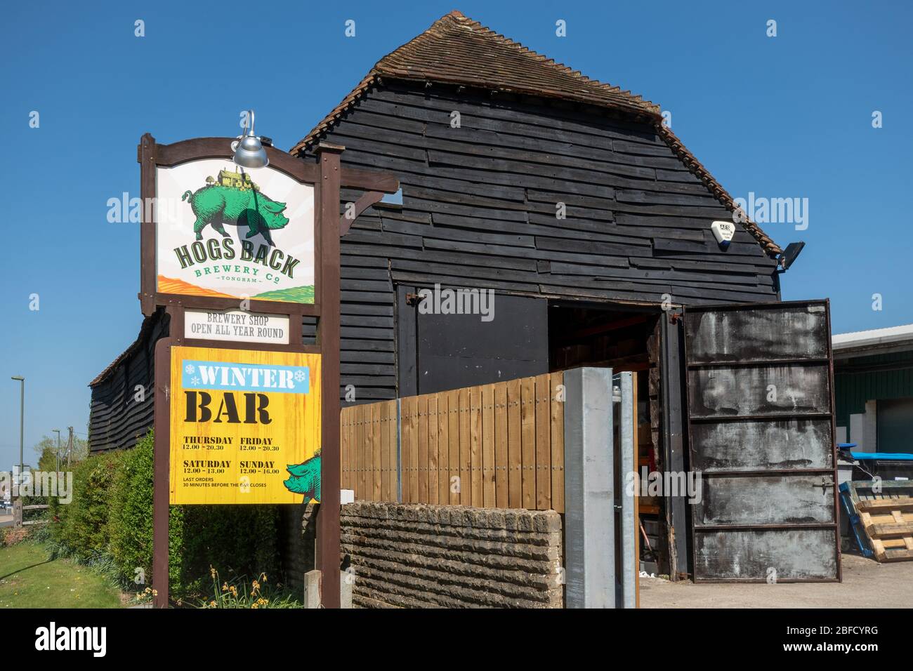 Hog's Back Brewery, eine familieneigene Brauerei mit englischem Bier und Bier, in Surrey, England, Großbritannien Stockfoto