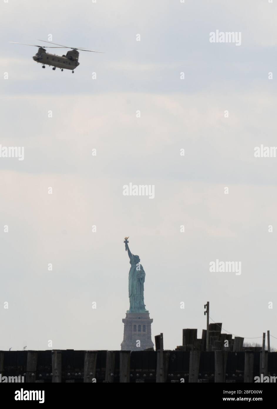 Ein Hubschrauber der CH-47 Chinook, der New York Army National Guard's Company B, 3. Bataillon, 126th Aviation, zugewiesen, nähert sich einem Hubschrauberlandeplatz in New York City, 16. April 2020. Mitglieder der New York National Guard unterstützen die Multi-Agency-Reaktion auf COVID-19. (USA Foto der Air National Guard von Senior Airman Sean Madden) Stockfoto