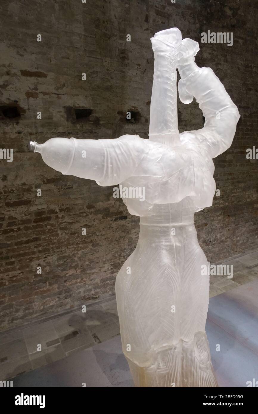 Kristallskulpturen von Andra Ursuta auf der Biennale Venedig 2019 ausgestellt Stockfoto