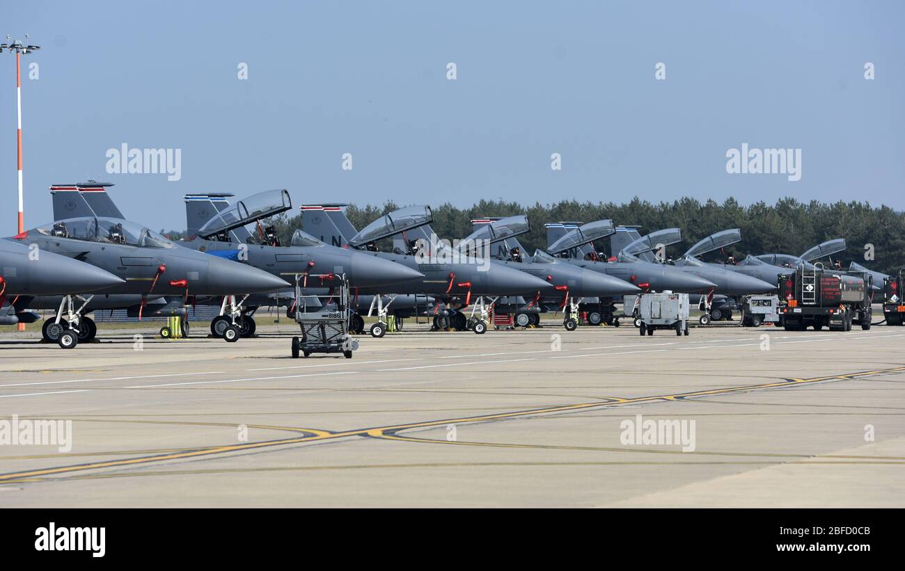 F-15E-Streikadler, die den 492. Und 494. Jagdgeschwadern zugewiesen wurden, führen den Rollweg bei der Royal Air Force Lakenheath, England, 16. April 2020. Beide Geschwader sind kampfbereite, weltweit einsetzbare Einheiten, die strategische Angriffe, Verbote, Nahluftunterstützung und Gegenluftmissionen zur Unterstützung von Kriegsplänen und Krisenoperationen für das U.S. European Command, das U.S. Africa Command und die NATO ausführen können. (USA Luftwaffe Foto von Airman 1. Klasse Jessi Monte) Stockfoto