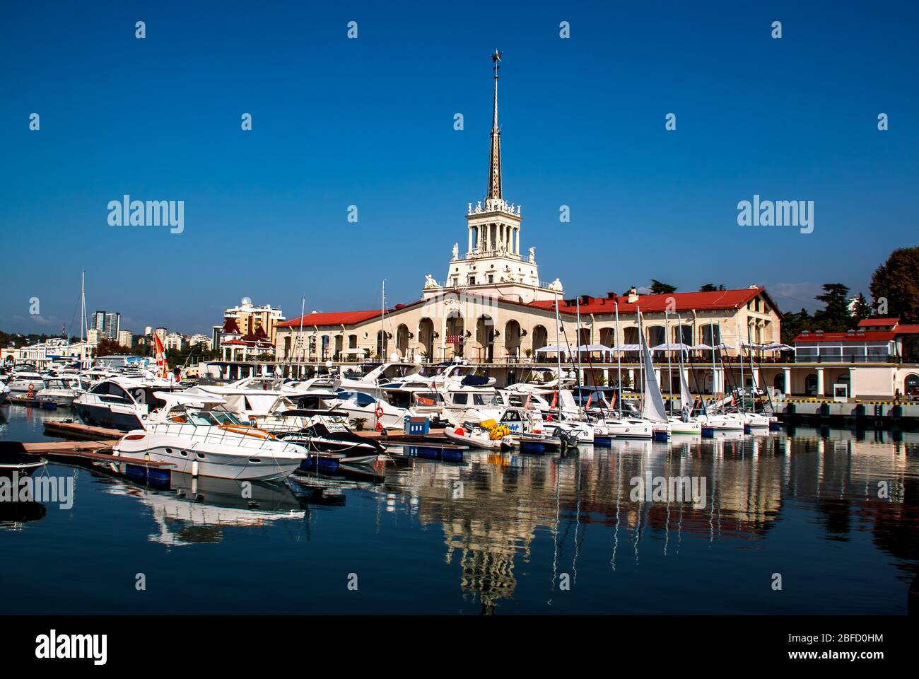 Sotschi / Russland - November 04 2014: Marine Station Gebäude und Yachten, Boote im Hafen von Sotschi verankert. Russland. Stockfoto