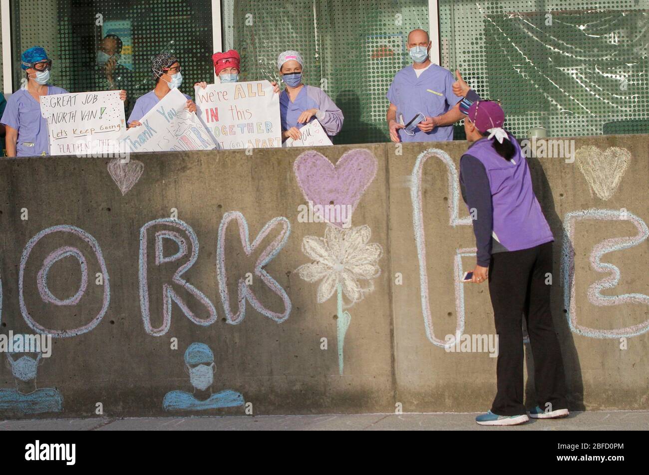 Vancouver, Kanada. April 2020. Ein Bewohner zeigt Anerkennung für medizinische Mitarbeiter, die an vorderster Front gegen die Covid-19-Pandemie vor dem Lions Gate Hospital in Vancouver, Kanada, kämpfen, 17. April 2020. Am Freitagabend gab es in Kanada 31,872 COVID-19 Fälle. Kredit: Liang Sen/Xinhua/Alamy Live News Stockfoto