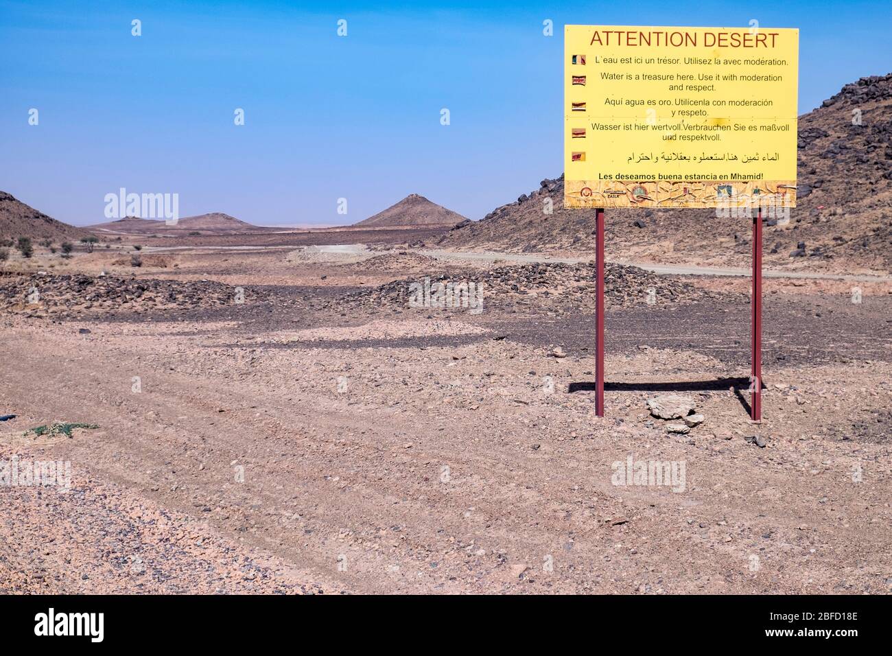 Wasser ist kostbares Wegzeichen, marokko Stockfoto