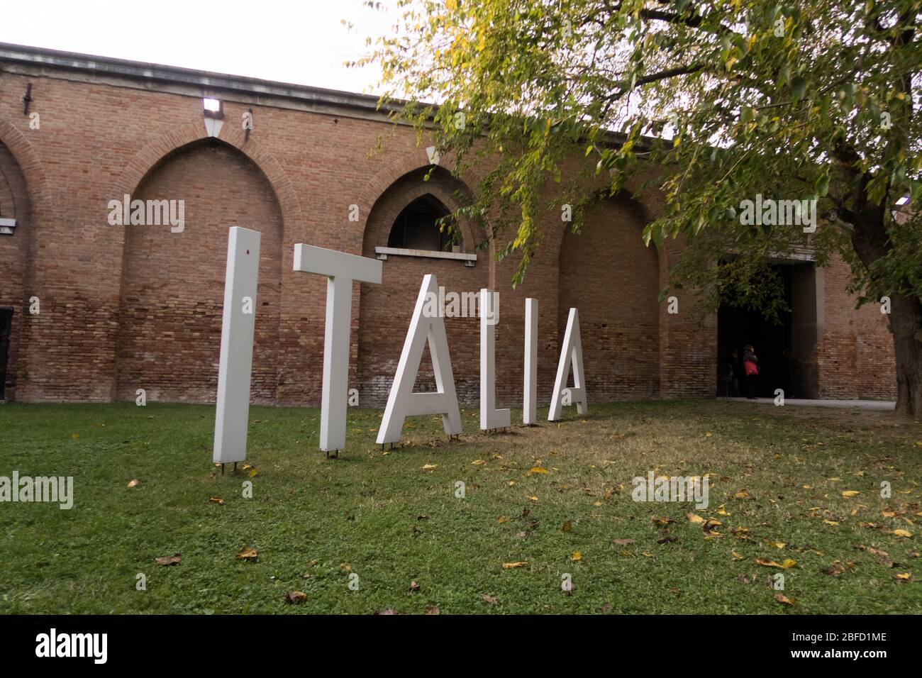 Riesiger Buchstabe mit dem Wort Italia außerhalb des italienischen Pavillons auf der Biennale von Venedig Stockfoto