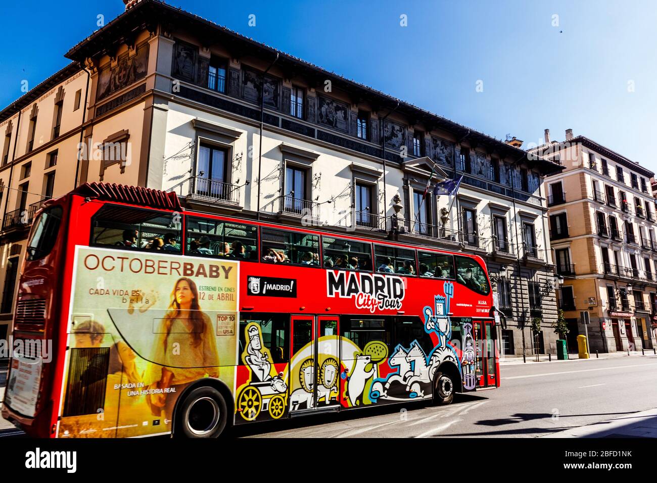 Madrid, Spanien - 14. Mai 2017: Touristenbus 'Madrid City Tour' fährt auf der Calle Mayor im Hintergrund das Italienische Kulturinstitut. Stockfoto