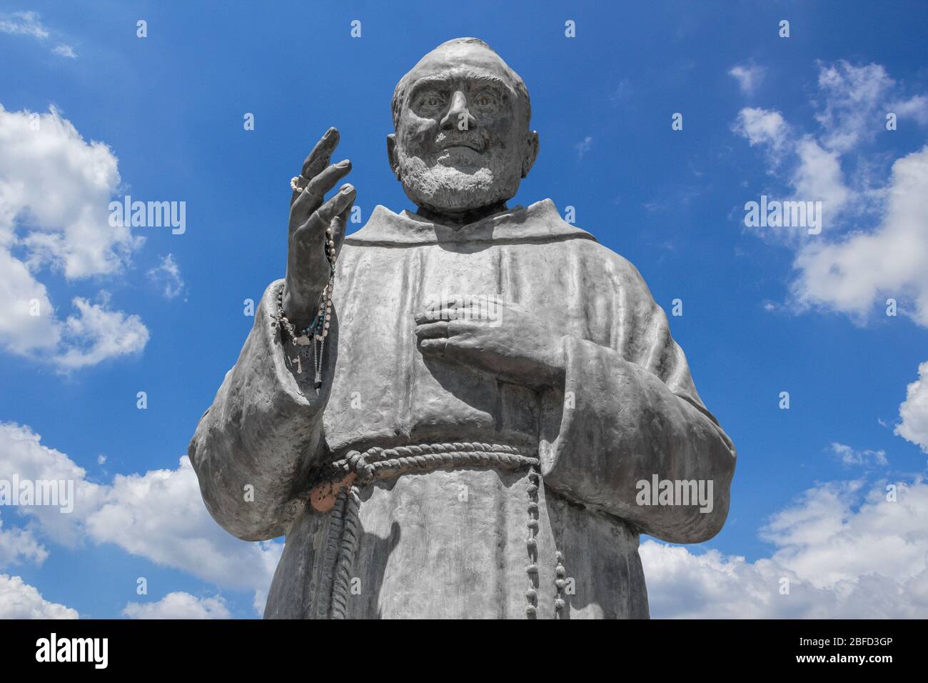 Statue des Heiligen Vaters Pio auf Himmel Hintergrund. Ideal für Konzepte oder Veranstaltungen. Stockfoto