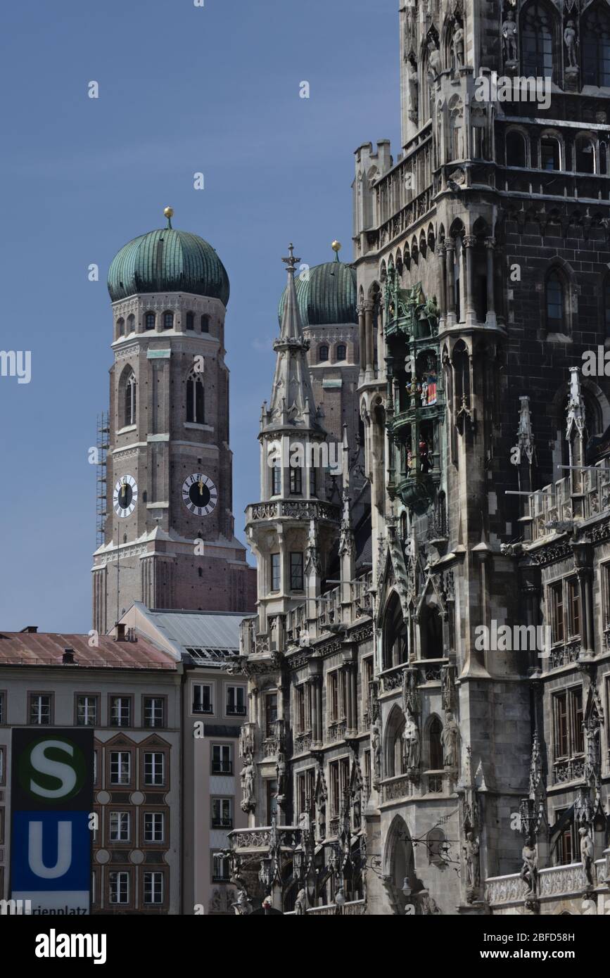 Blick auf die Frauenkirche und die Rathaustürme am Marienplatz in München mit S-Bahn- und U-Bahn-Schildern Stockfoto