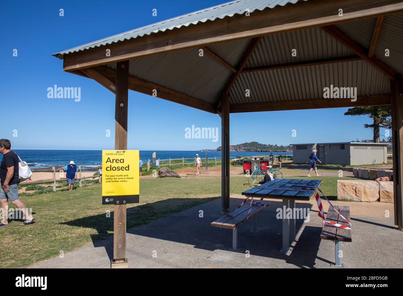 COVID 19 Pandemie führt zur Schließung von öffentlichen Bereichen und Picknick grillplätze an Sydney Strände, hier Mona Vale Beach, Sydney, Australien Stockfoto