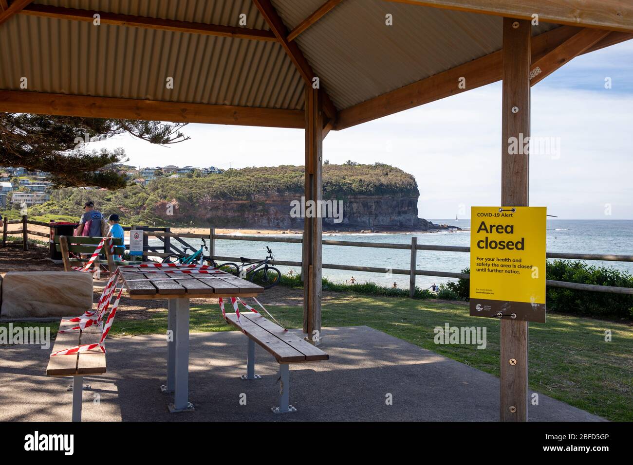 COVID 19 Pandemie führt zur Schließung von öffentlichen Bereichen und Picknick grillplätze an Sydney Strände, hier Mona Vale Beach, Sydney, Australien Stockfoto