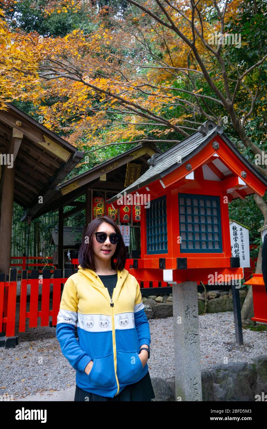 Arashiyama Bamboo Grove ist die Hauptattraktion, inmitten dieser aufragenden Bambusstiele zu stehen, ist wie in einer anderen Welt zu sein. Es ist das atemberaubendste na Stockfoto