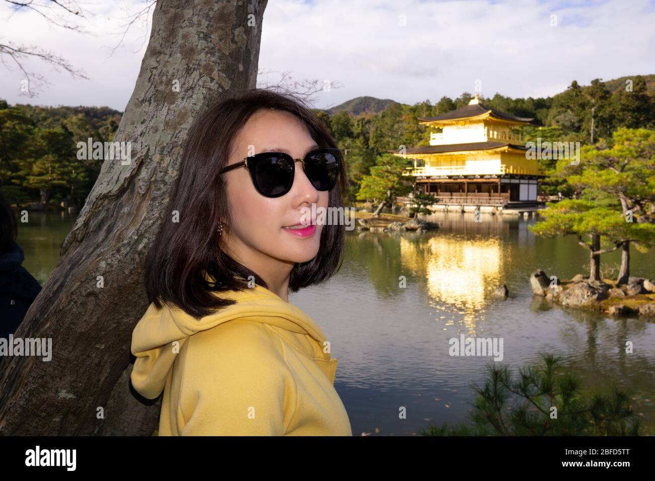 Kinkakuji Zen Buddhist Temple ist ein beeindruckendes Gebäude mit Blick auf einen großen Teich, bekannt als Altersruhesitz. Stockfoto