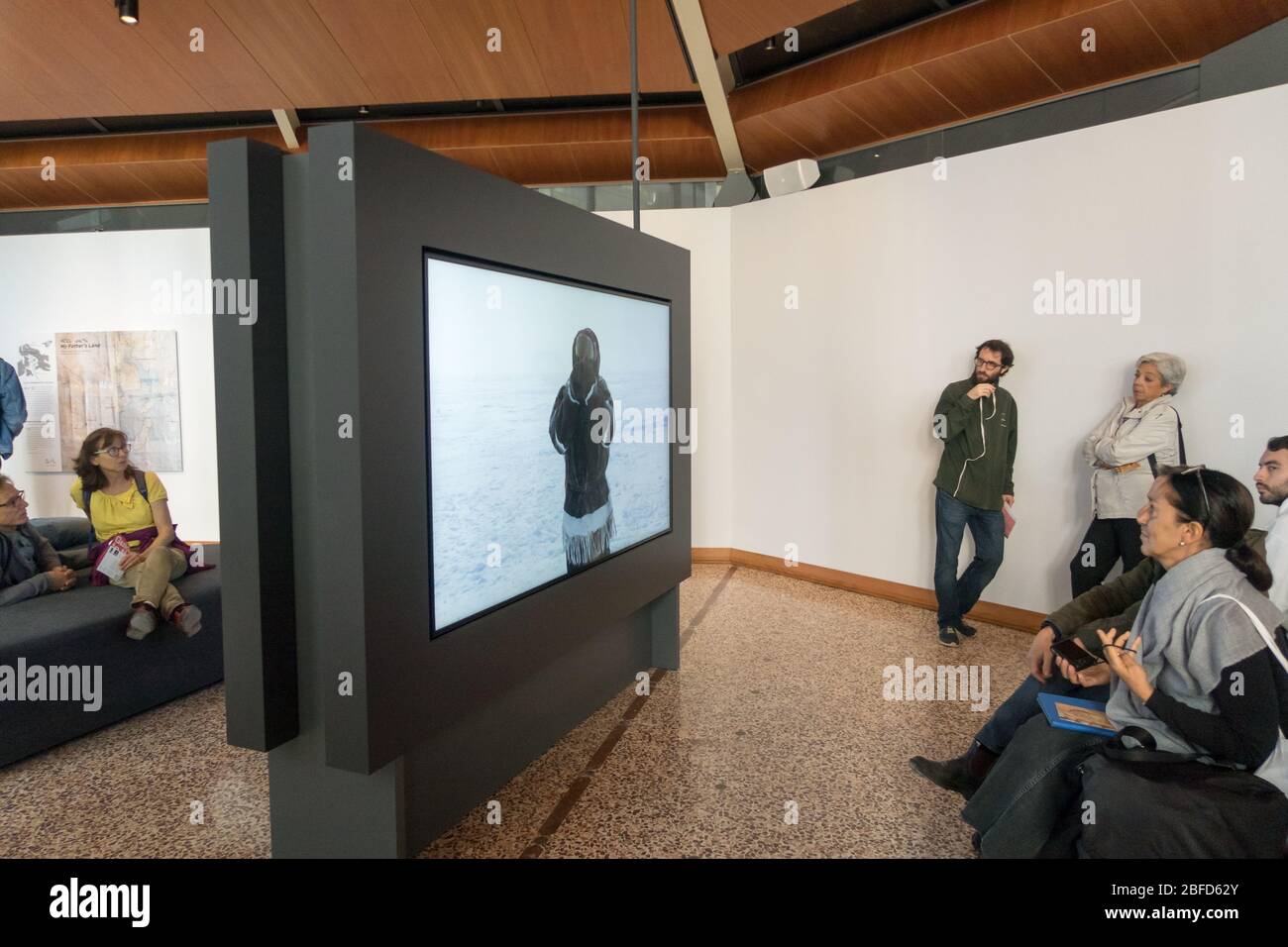 Menschen, die den Film 'One Day in the Life of Noah Piugattuk' des Inuit-Kollektivs Isuma auf der Biennale in Venedig sehen Stockfoto