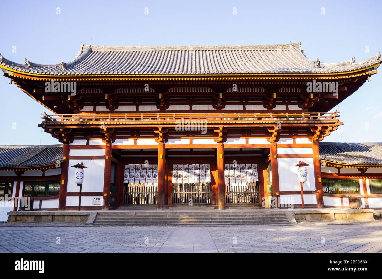 Der Nara Park ist ein großer Park in der Innenstadt von Nara, einer der ältesten Parks in Japan, der 1880 gegründet wurde. Über tausend Rehe sind zum Symbol der Th geworden Stockfoto