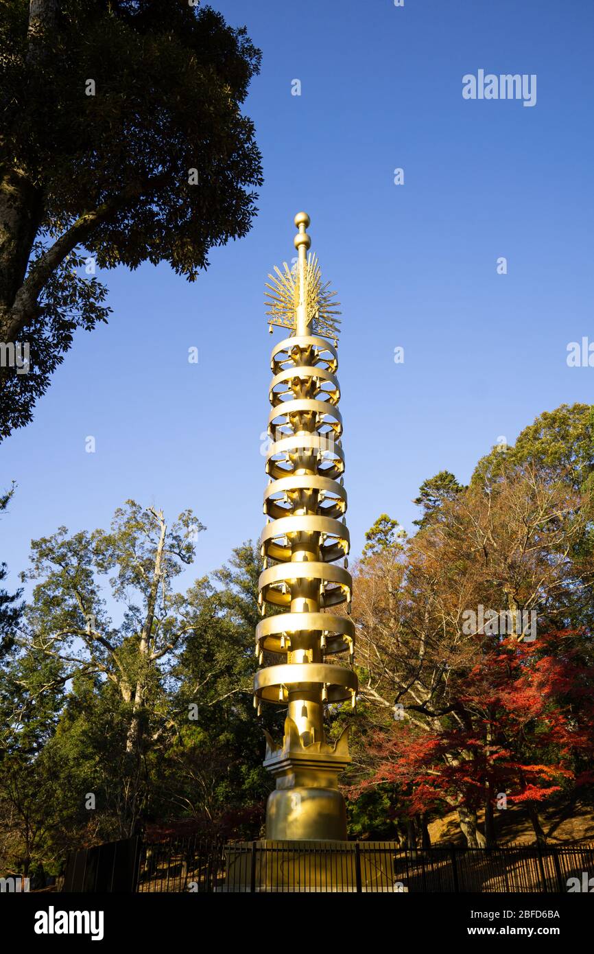 Der Nara Park ist ein großer Park in der Innenstadt von Nara, einer der ältesten Parks in Japan, der 1880 gegründet wurde. Über tausend Rehe sind zum Symbol der Th geworden Stockfoto