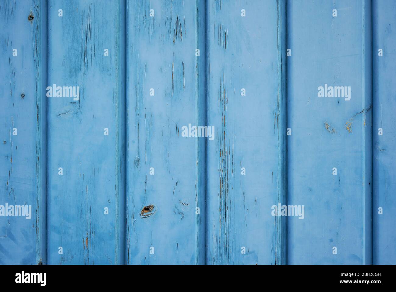 Hellblau pastellfarben Hintergrund aus gealtertem Holz mit vertikalen Brettern. Stockfoto