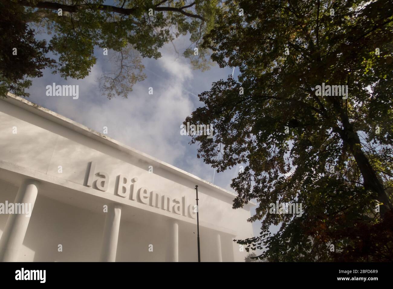 Ein Blick auf das Hauptgebäude der Biennale Venedig im Gartenbereich von Venedig Stockfoto