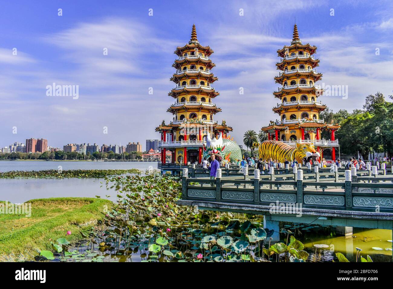 Zwei Pagoden, traditionelle chinesische Architektur am Lotus See in Kaohsiung, Taiwan Stockfoto