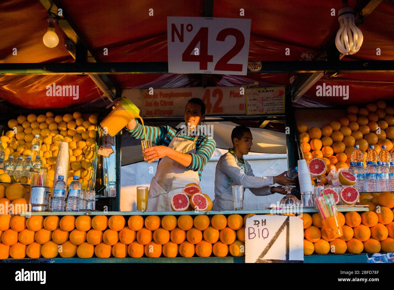 Orangensaftstand auf dem Jemaa el-Fnaa Open Air Markt in Marrakesch, Marokko. Stockfoto