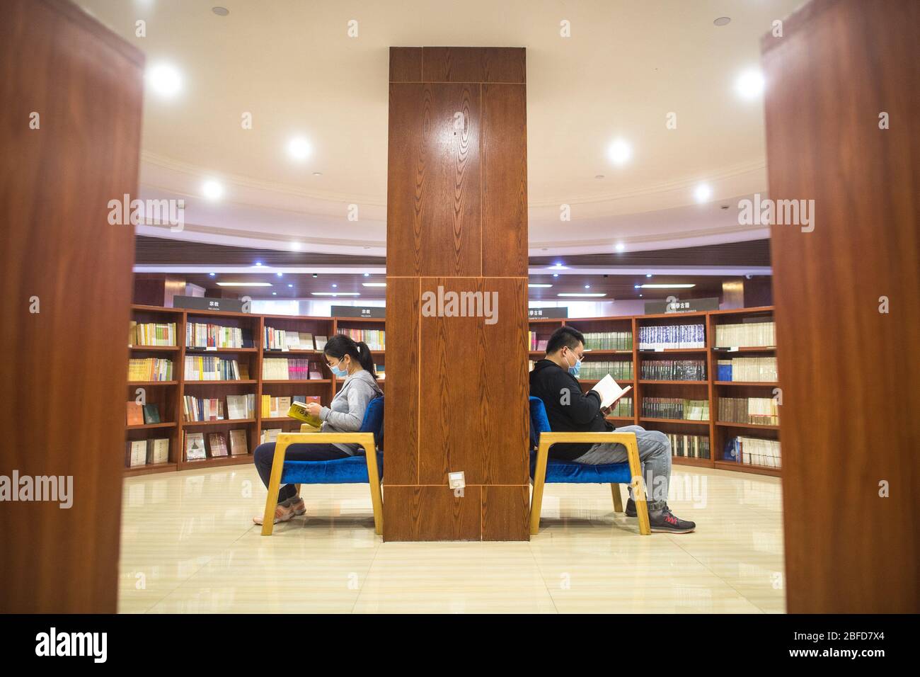 (200418) -- WUHAN, 18. April 2020 (Xinhua) -- Bürger lesen Bücher in der Zall Buchhandlung in Wuhan, der zentralen Provinz Hubei, am 18. April 2020. Zall Buchhandlung in Wuhan wurde genehmigt, um das Geschäft am Samstag wieder aufzunehmen, und die Bürger wurden in die Buchhandlung angezogen, um Bücher zu lesen und zu kaufen. Sechs Leserecken wurden in provisorischen Krankenhäusern und medizinischen Beobachtungsstationen eingerichtet, und neun Online-Veranstaltungen für Leser wurden von der Zall Buchhandlung inmitten des COVID-19 Ausbruchs abgehalten. (Xinhua/Xiao Yijiu) Stockfoto